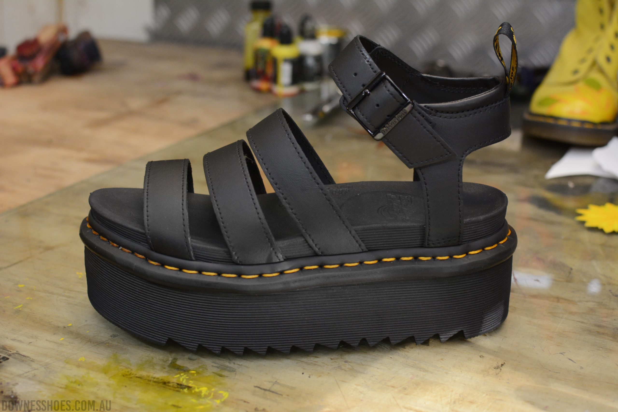 Dr. Martens Blaire Quad: Sandali Piatti Con Cinturini E Suola Platform Dal Fascino Contemporaneo