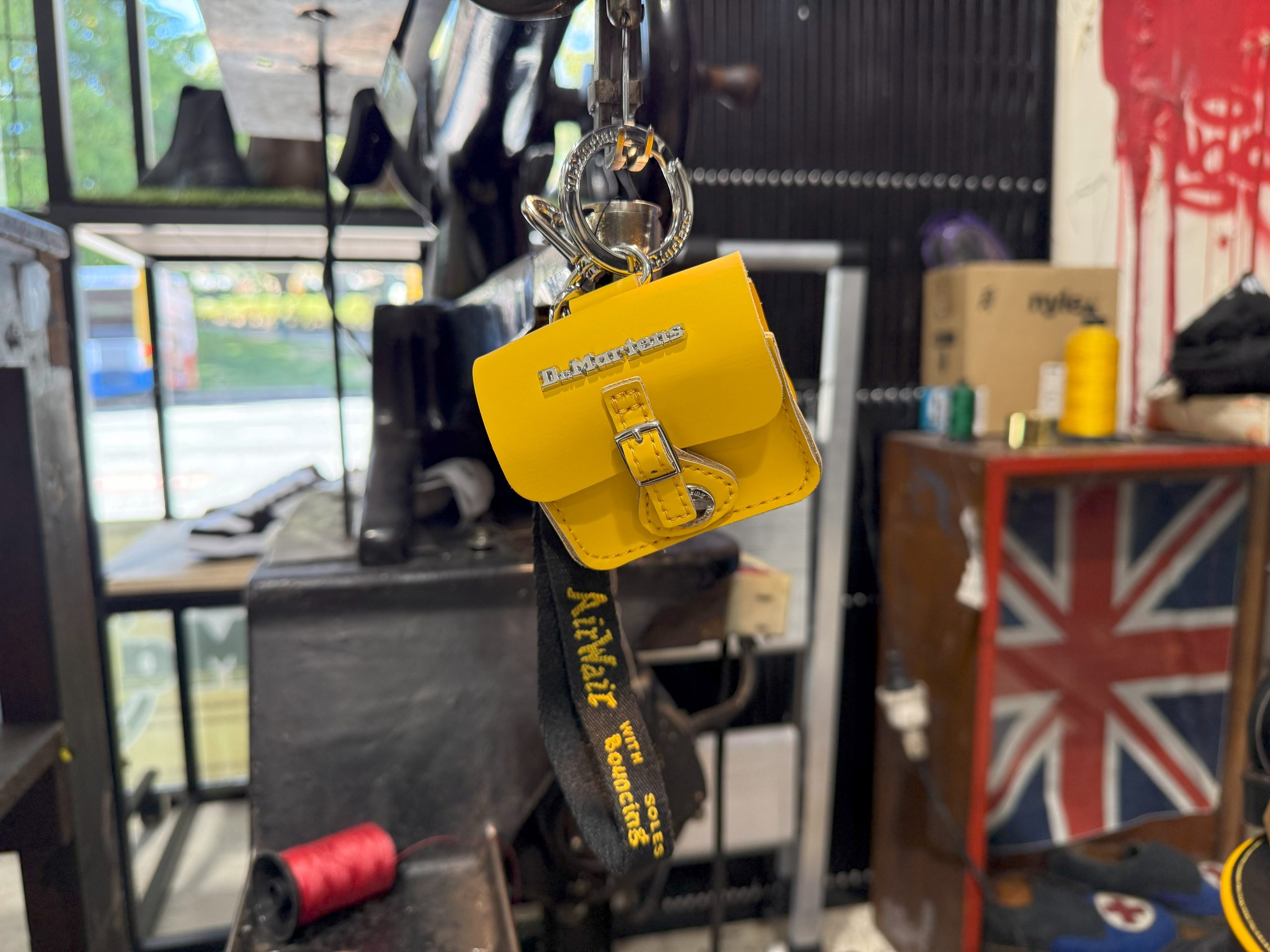 Dr. Martens イエローアクセサリーケース Dr. Martens イエローアクセサリーケース